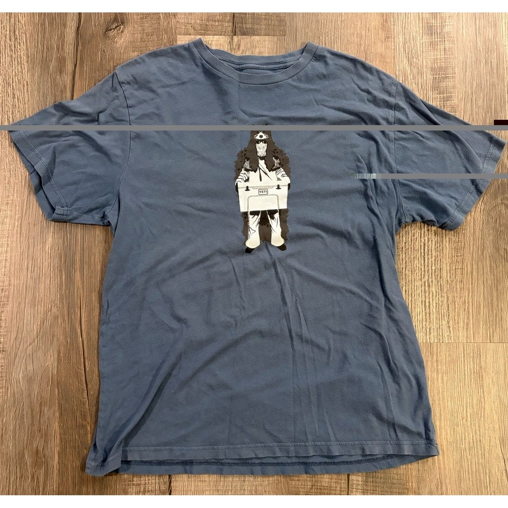 Yeti Mountain Man Holding Cooler Blue Mens Size L Short Sleeve Tee Shirt - Picture 1 of 8